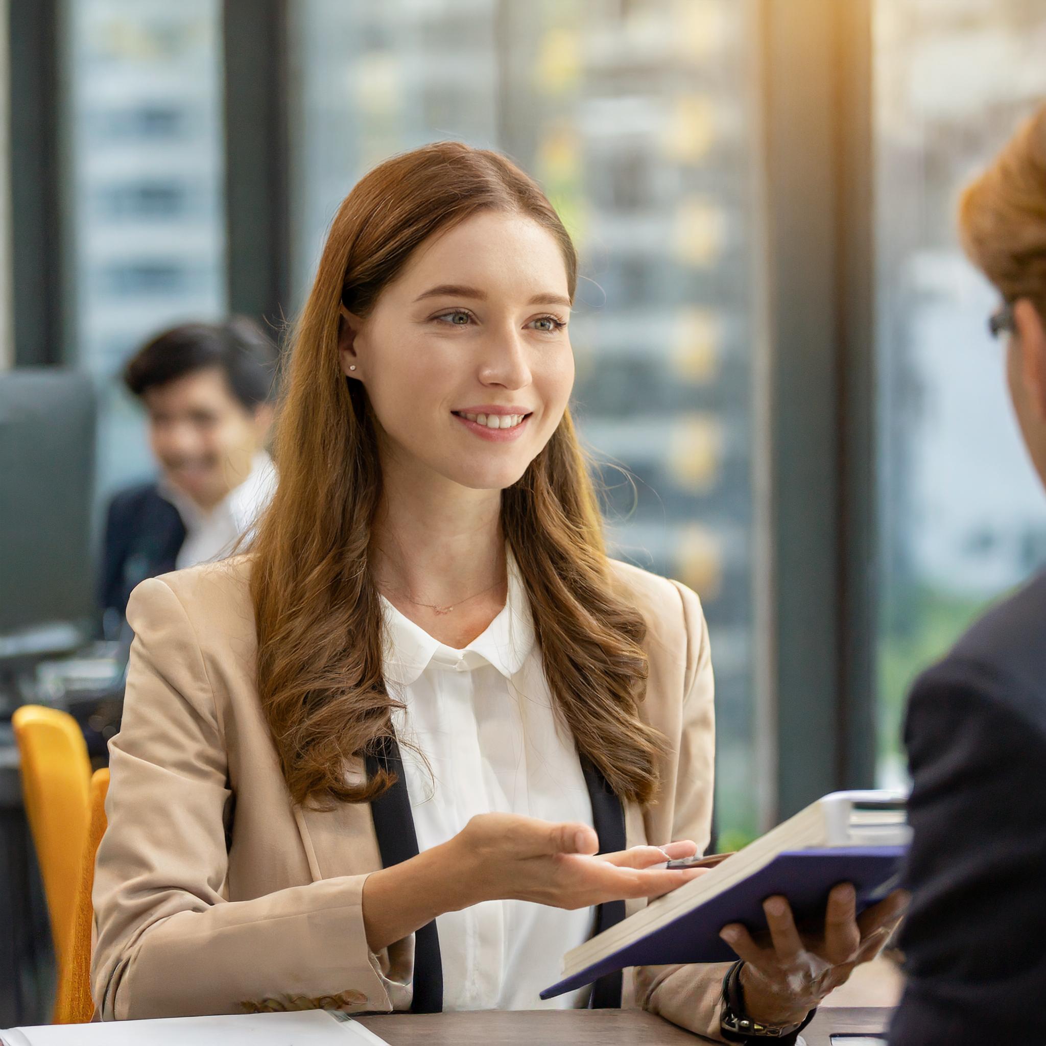 Vertriebsmitarbeiterin, die mit einem Kunden spricht