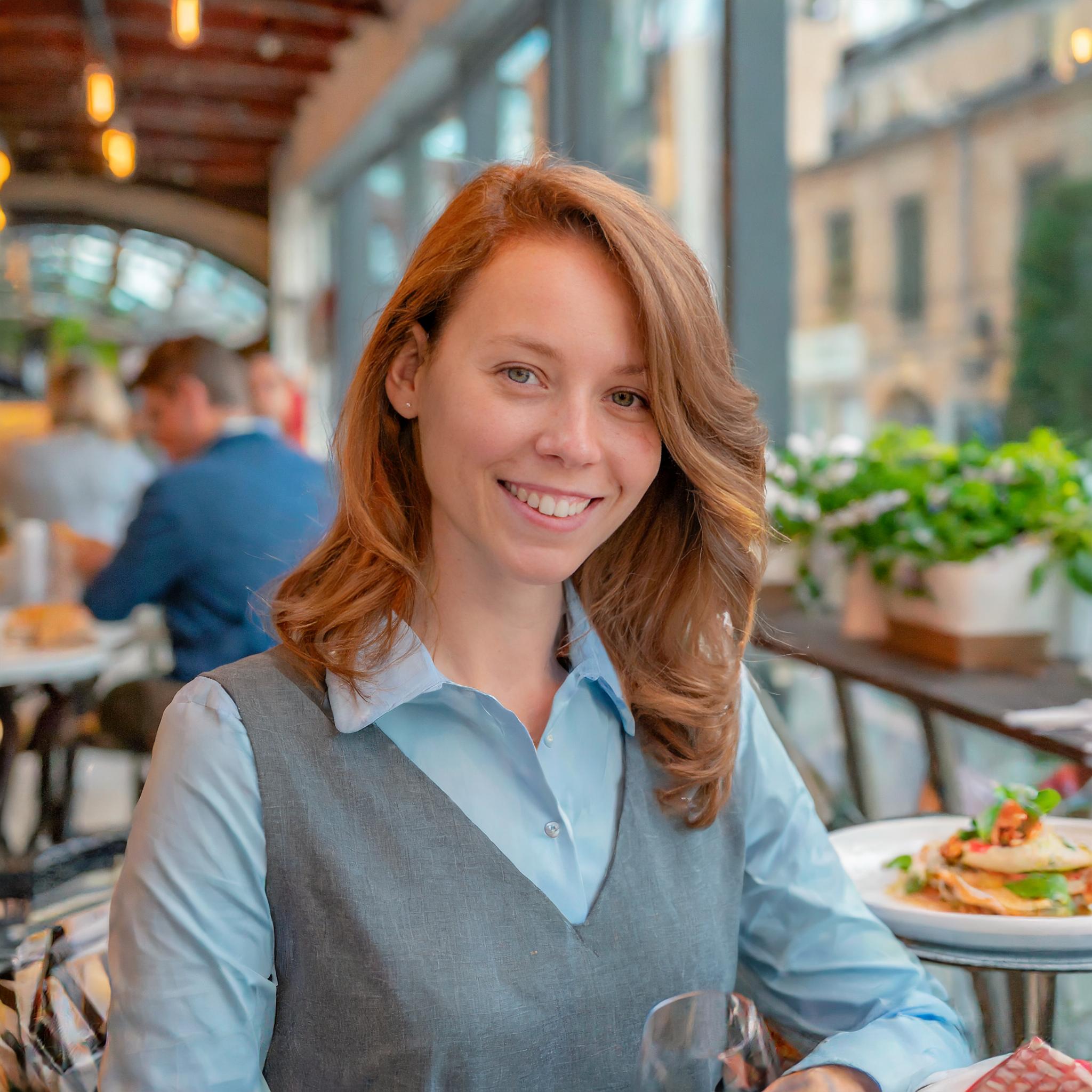 Lächelndes Team, das Kunden willkommen heißt