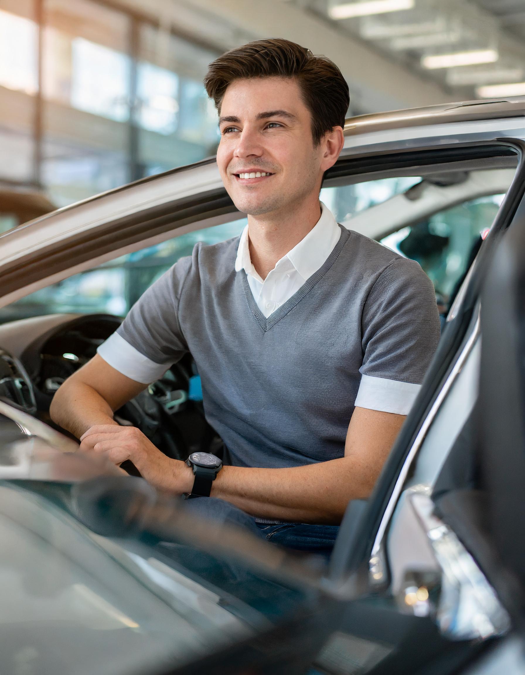 Zufriedene Geschäftskunden beim Kauf von Fahrzeugen bei INT4.
